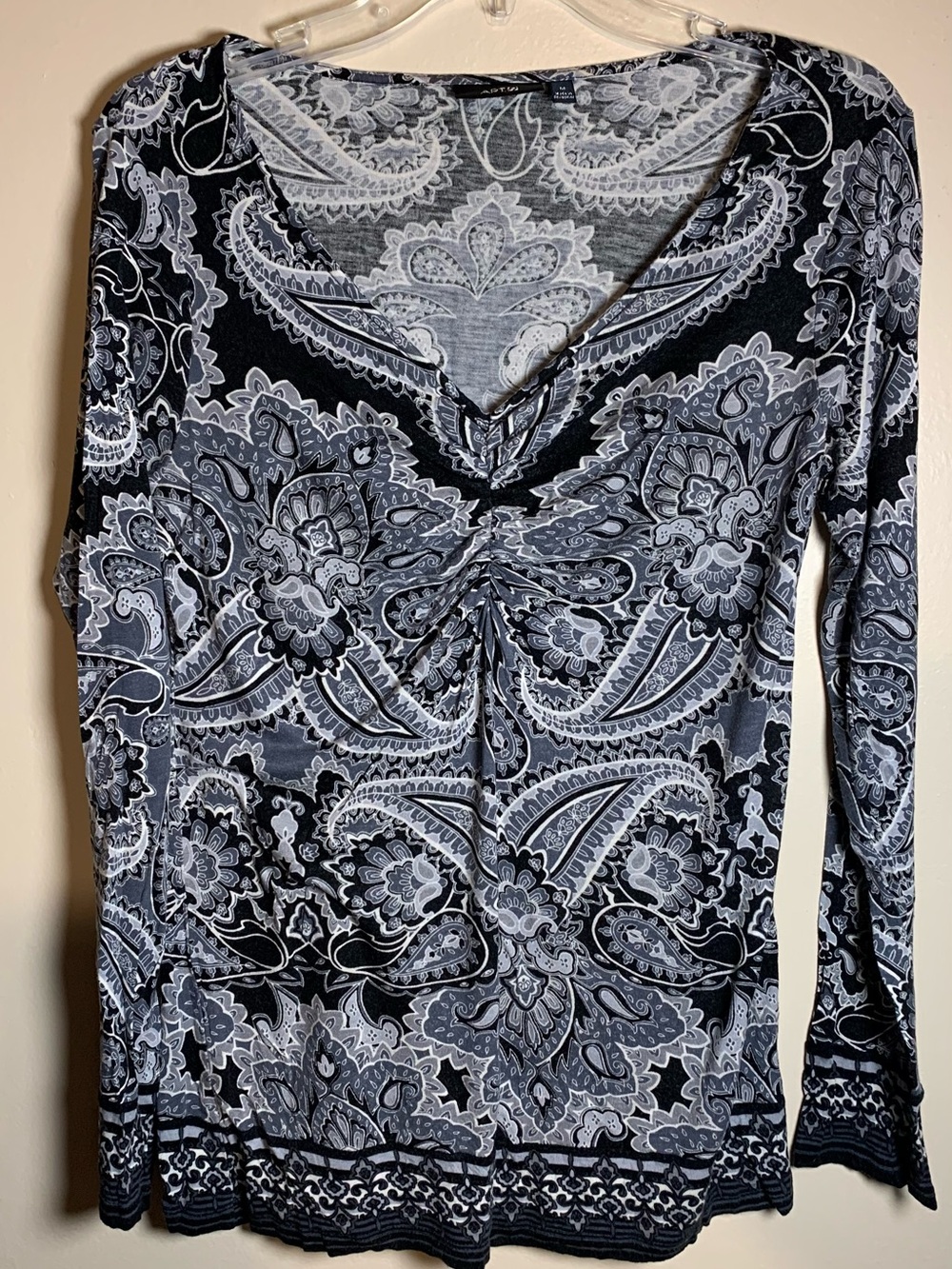 Long Sleeve V-Neck Paisley Top - Black & Gray Apt. 9 long sleeve Size Medium